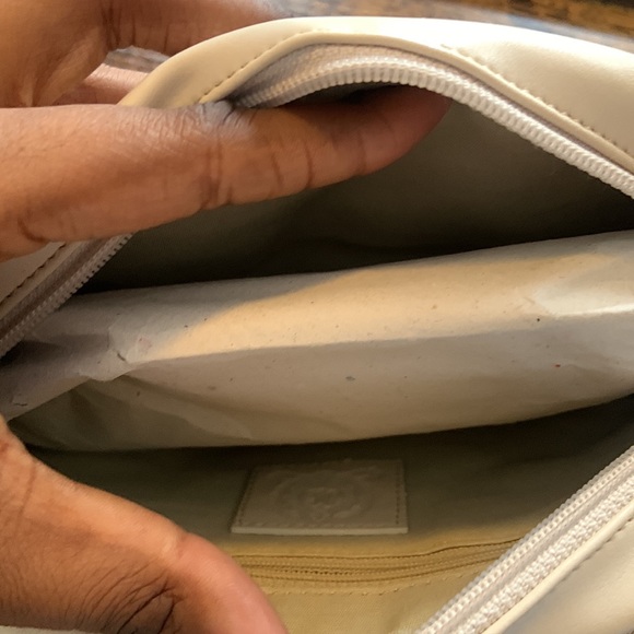 CREAM CROSSBODY PURSE W/ GOLD STRAP! - Picture 7 of 7